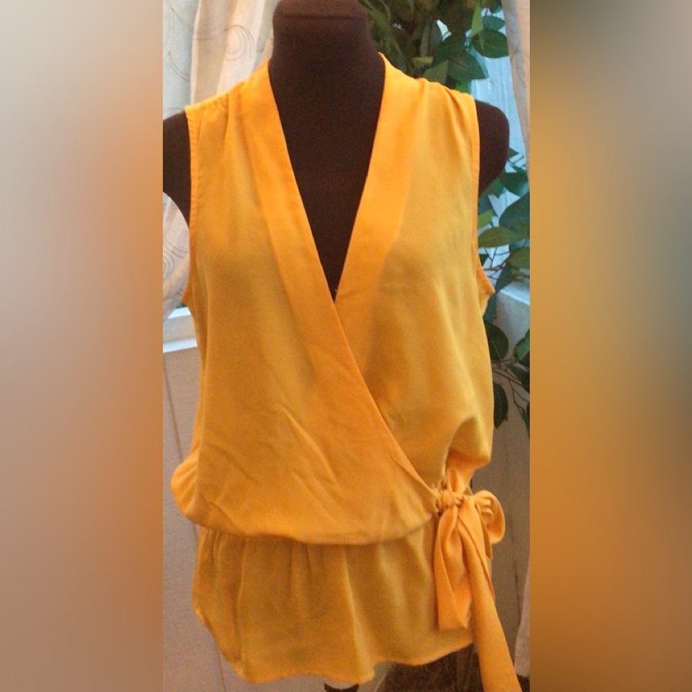 MK Ladies yellow V-Neck